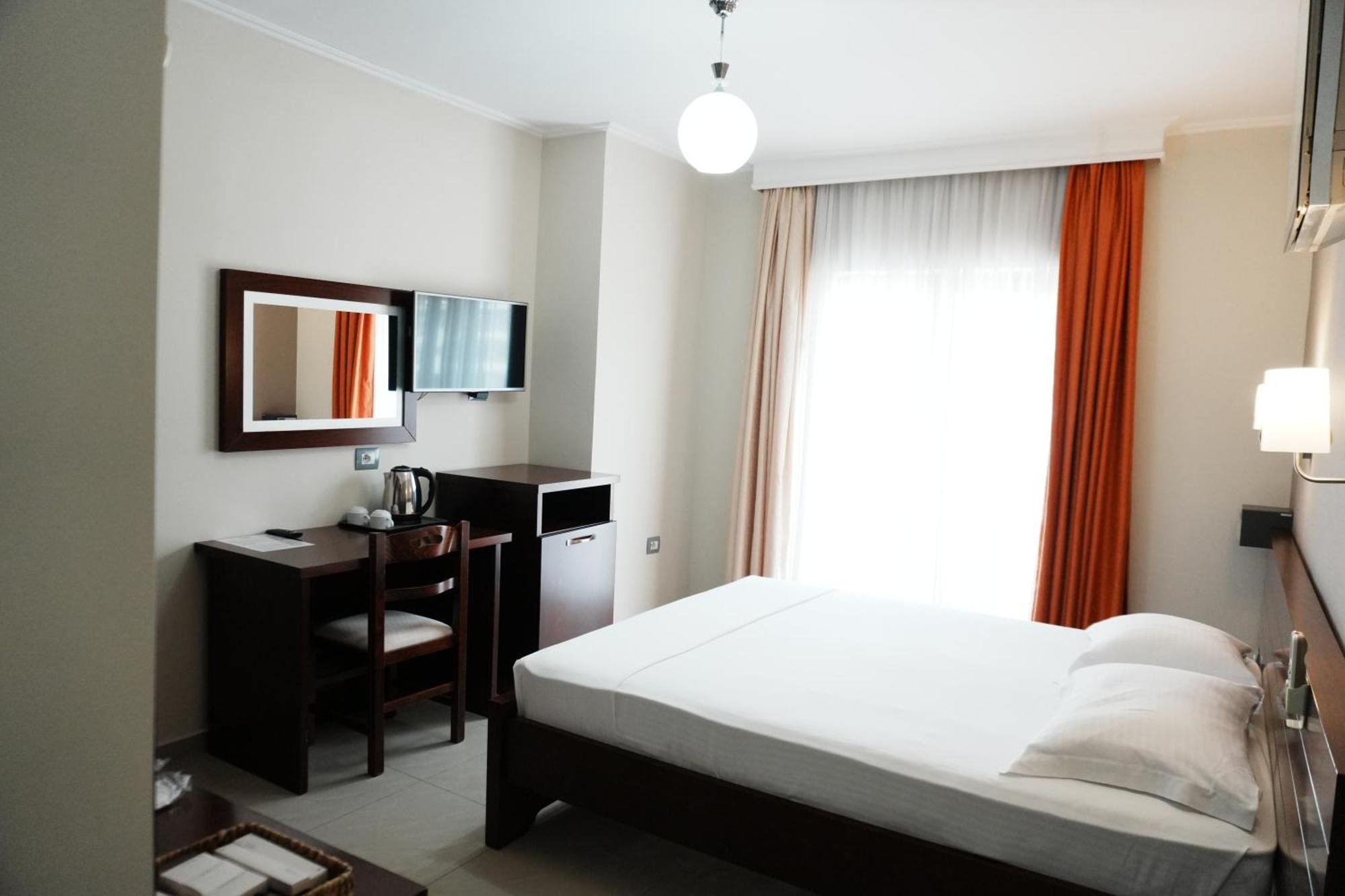 Hotel Mediterrane Саранда Экстерьер фото