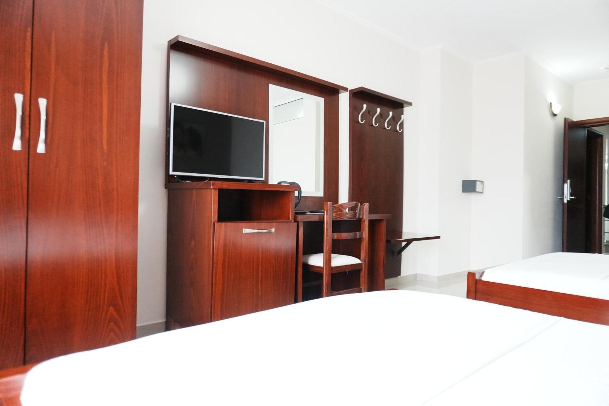 Hotel Mediterrane Саранда Экстерьер фото