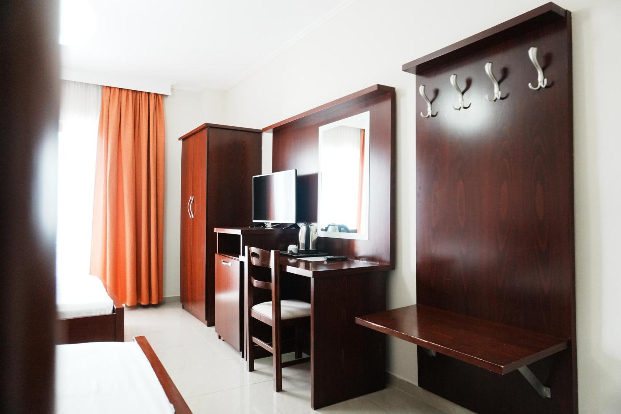 Hotel Mediterrane Саранда Экстерьер фото