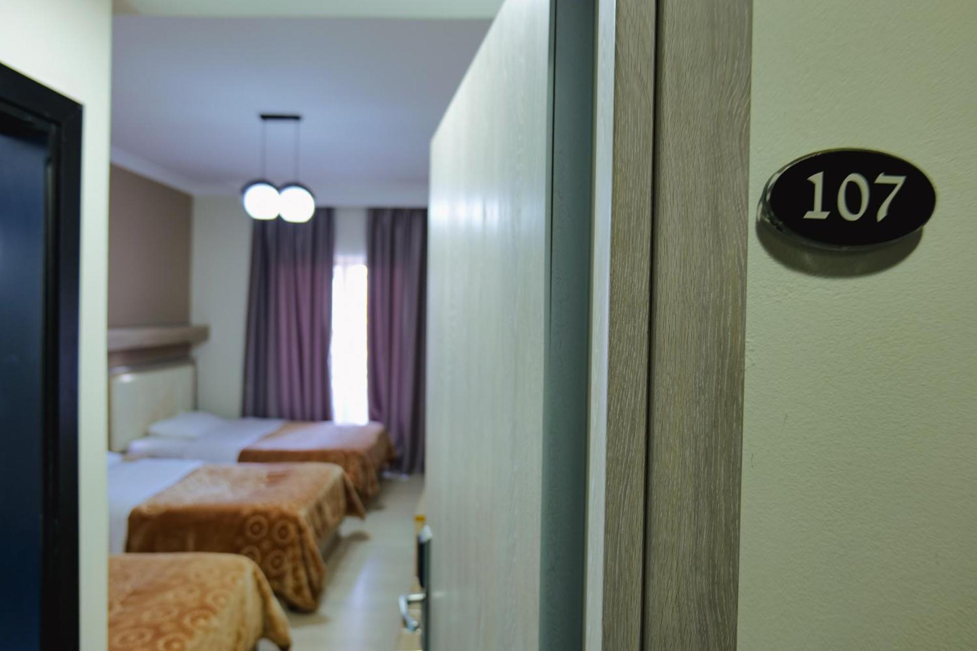 Hotel Mediterrane Саранда Экстерьер фото